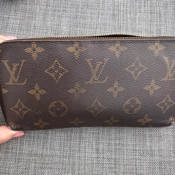 Luis Vuitton zippy wallet. - Picture 6 of 7